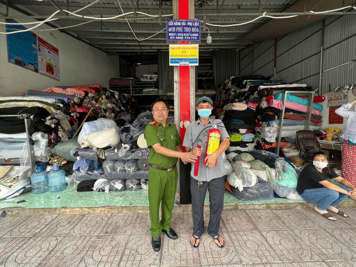 Đại tá Lại Phước Xuân – Uỷ viên thường vụ Quận uỷ, Bí thư Đảng ủy, Trưởng CA Quận tặng thiết bị PCCC cho người dân.