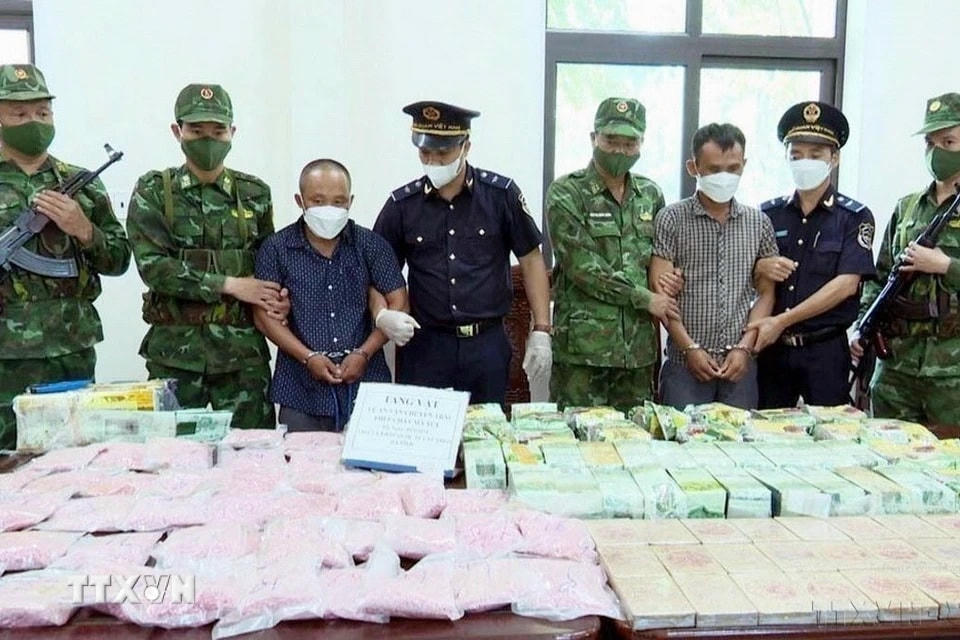 Lực lượng Bộ đội Biên phòng Hà Tĩnh phối hợp cùng các cơ quan chức năng bắt giữ 2 đối tượng quốc tịch Lào, vận chuyển trái phép hơn 70kg ma túy từ Lào qua Cửa khẩu quốc tế Cầu Treo. (Ảnh:TTXVN phát)