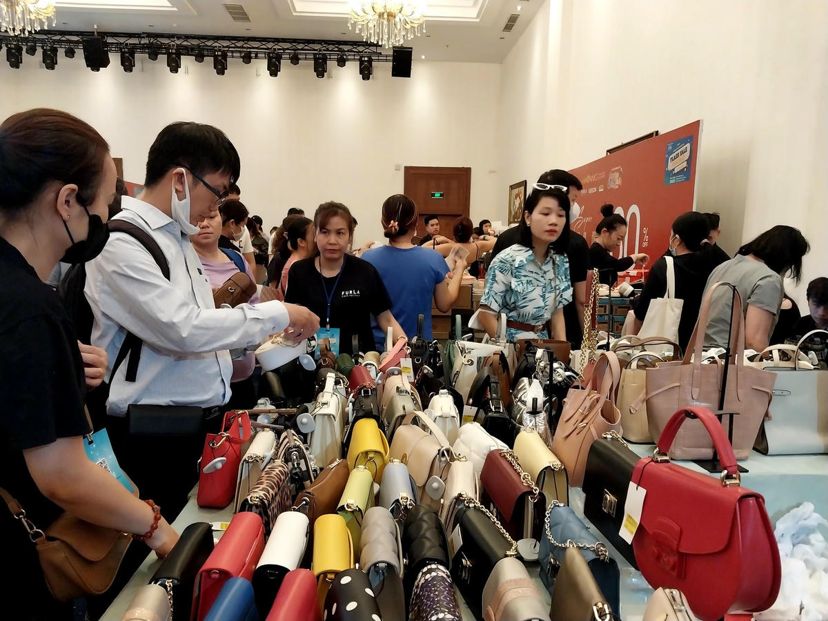 Nhiều người đến từ rất sớm để lựa chọn hàng hiệu, giá rẻ.