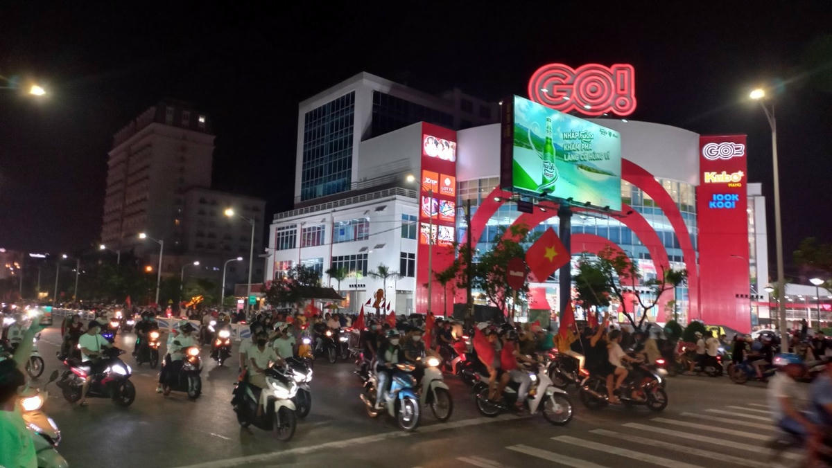 Đường Hùng Vương - một trong những “con đường bão” trong mỗi dịp ăn mừng của người hâm mộ.