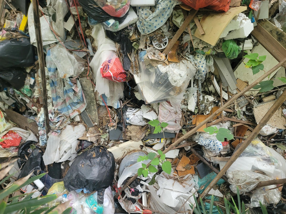 Bà N.H.N (48 tuổi, cư dân sống tại toà S1, chung cư Seasons Avenue) cho biết, năm 2018 bà chuyển đến sống tại đây thì đã thấy rác thải như vậy. Trước đây 