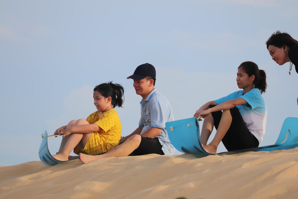 Những ngày này, đồi cát rực rỡ dưới nắng hè rộn ràng hơn bởi nhiều đoàn khách vừa trượt cát, vừa thả diều. Đây là cảm giác thú vị không chỉ dành riêng cho con trẻ mà cũng thu hút cả những vị khách lớn tuổi, muốn được hòa mình vào thiên nhiên để tạm quên đi những mệt mỏi trong cuộc sống thường nhật.