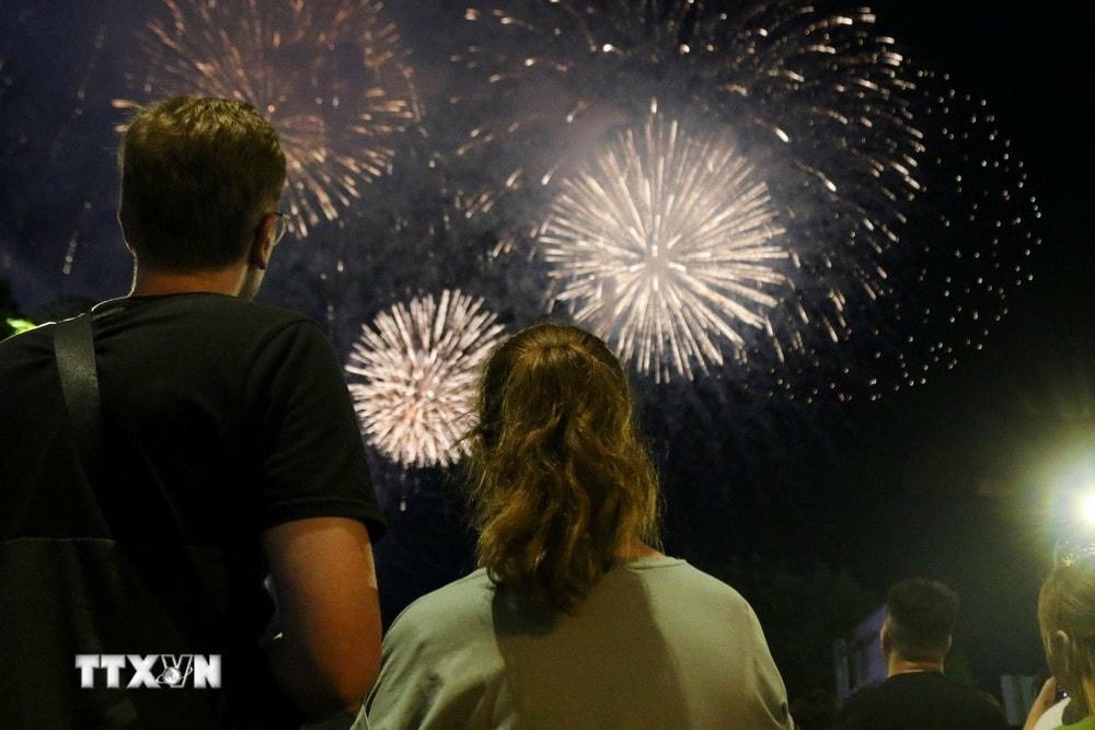 Người dân xem bắn pháo hoa tại khu vực công viên bến Bạch Đằng (1uận 1). (Ảnh: Thu Hương - TTXVN)