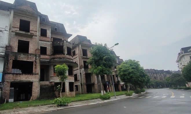 Nhiều căn nhà liền kề, biệt thự bỏ hoang vẫn giao bán giá