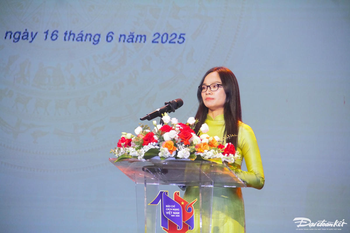 Nhà báo Vương Minh Huệ – Tổng Biên tập Tạp chí Người Hà Nội, Trưởng Ban Tổ chức phát biểu tại lễ trao giải. Ảnh: Phạm Sỹ.