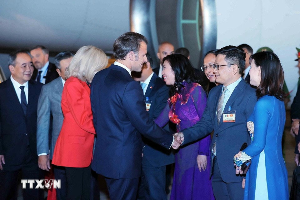 Tổng thống Pháp Emmanuel Macron và Phu nhân đến Hà Nội, bắt đầu chuyến thăm cấp Nhà nước tới Việt Nam. (Ảnh: An Đăng/TTXVN)