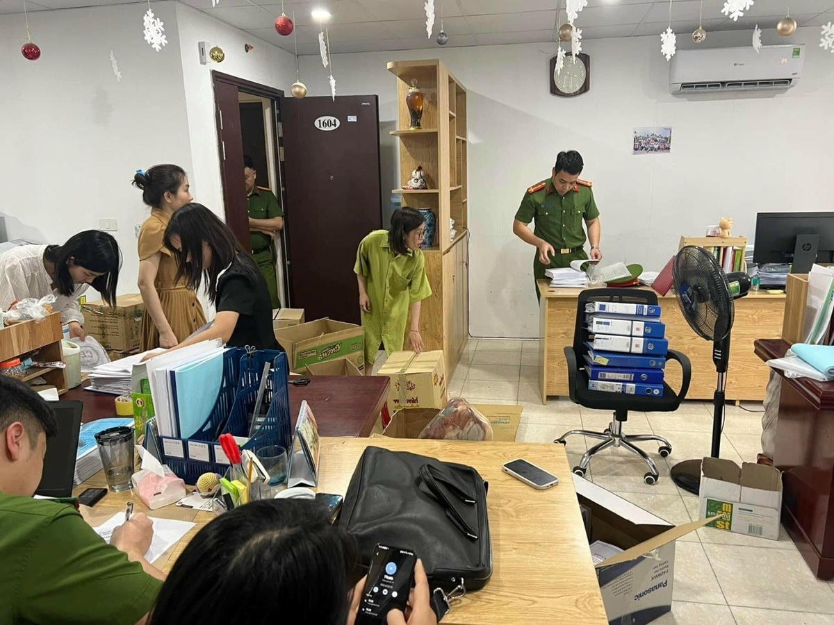 Cơ quan Công an tiến hành khám xét khẩn cấp nơi ở và nơi làm việc của các đối tượng để thu thập các tài liệu chứng cứ có liên quan. Ảnh: Công an tỉnh Phú Thọ