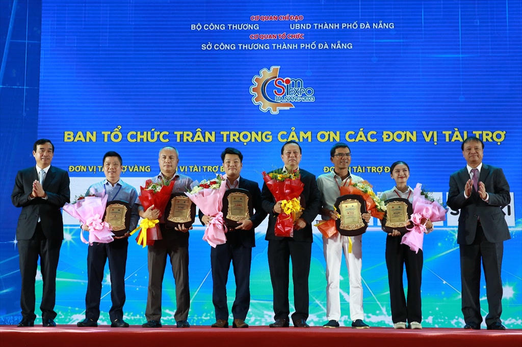 Ông Bùi Xuân Dương - Chánh Văn phòng Công ty BSR nhận biểu trưng từ Ban Tổ chức. BSR là đơn vị tài trợ vàng cho triển lãm.
