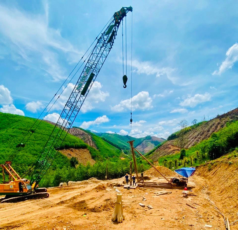 Đơn vị thi công đang tiến hành giải phóng mặt bằng.