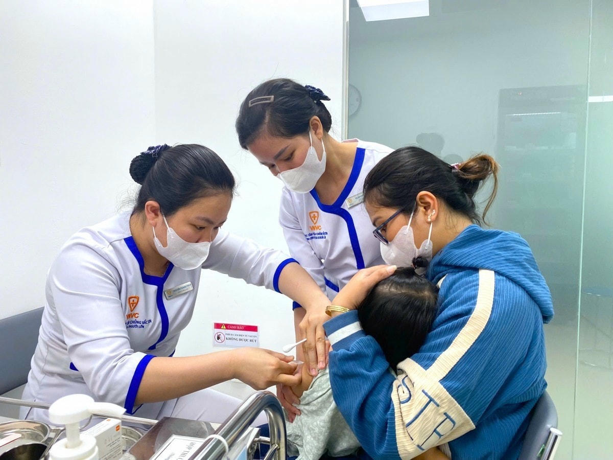 Tiêm vaccine sởi