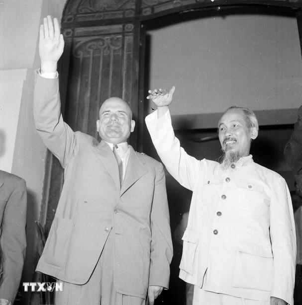 Chủ tịch Hồ Chí Minh đón Thủ tướng Romania Chivu Stoica thăm hữu nghị chính thức Việt Nam (23/3/1958). (Ảnh: TTXVN)
