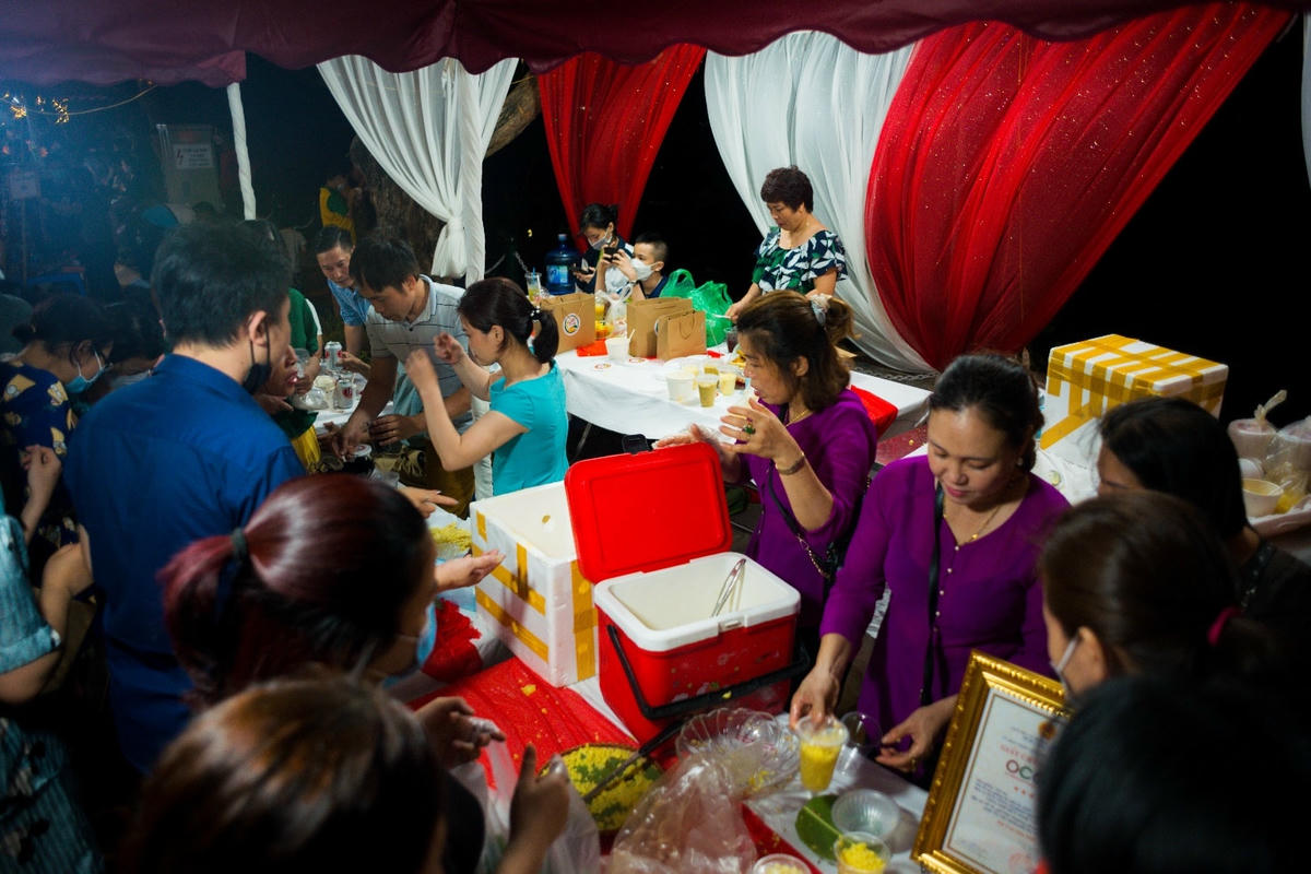 Một quầy ẩm thực trên phố đi bộ Trịnh Công Sơn đông kín khách vào mua.