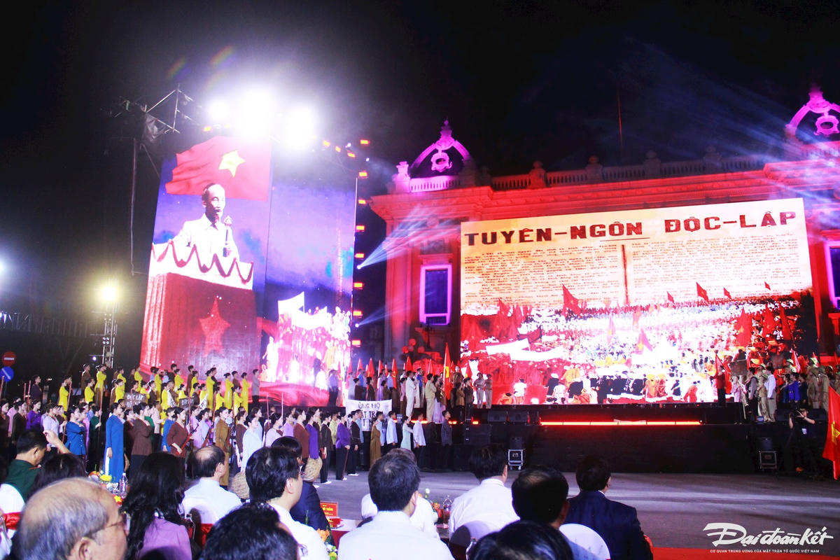 Không gian Quảng trường trở thành bức tranh khổng lồ, ánh sáng và âm nhạc hòa quyện, tái hiện hình ảnh Hà Nội vừa kiêu hãnh, vừa lãng mạn. Ảnh: Phạm Sỹ.