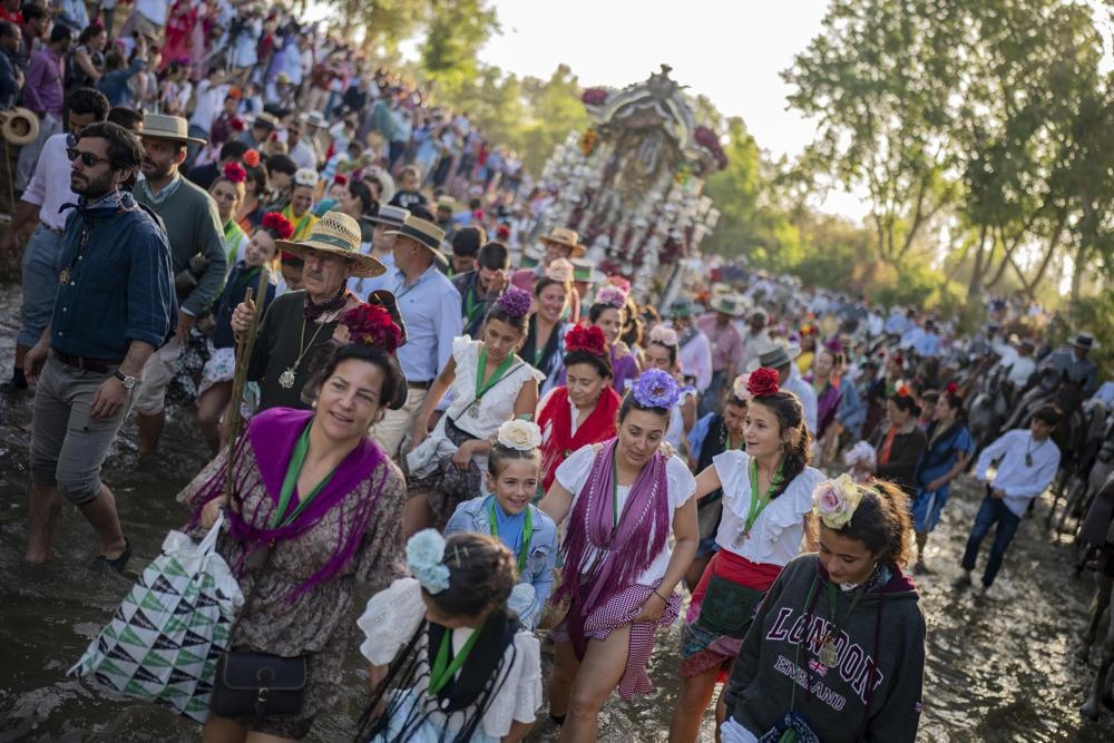 Những người hành hương băng qua sông Quema trên đường đến đền thờ El Rocio gần Aznalcázar, Tây Ban Nha. Ảnh: AP.