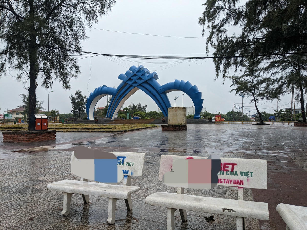 19 ghế đá tại Khu du lịch Cửa Việt bị in nội dung liên quan đến bài bạc. Ảnh: Nguyễn Do.