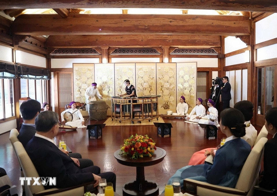 Tổng Bí thư Tô Lâm và Phu nhân cùng Tổng thống Hàn Quốc Lee Jae Myung và Phu nhân dự tiệc trà và xem biểu diễn nghệ thuật truyền thống của Việt Nam. (Ảnh: Thống Nhất/TTXVN)