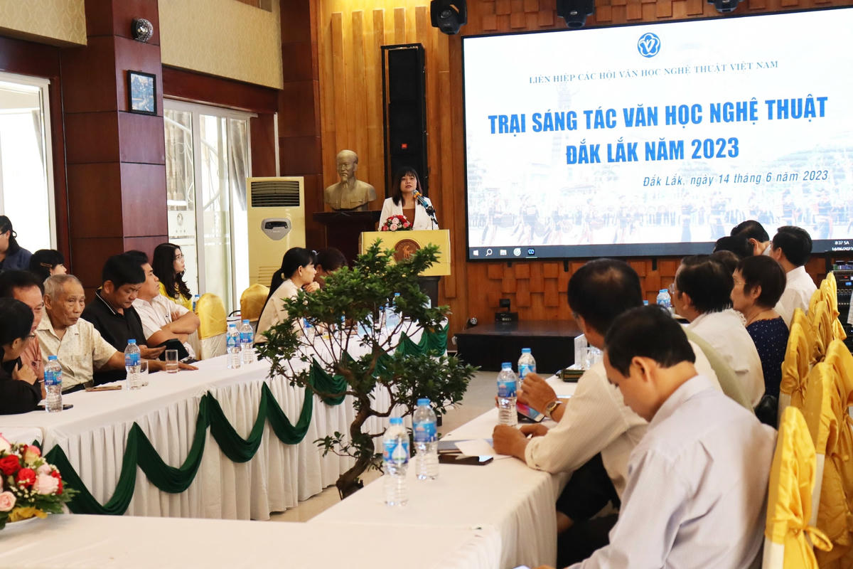 Các đại biểu về dự.