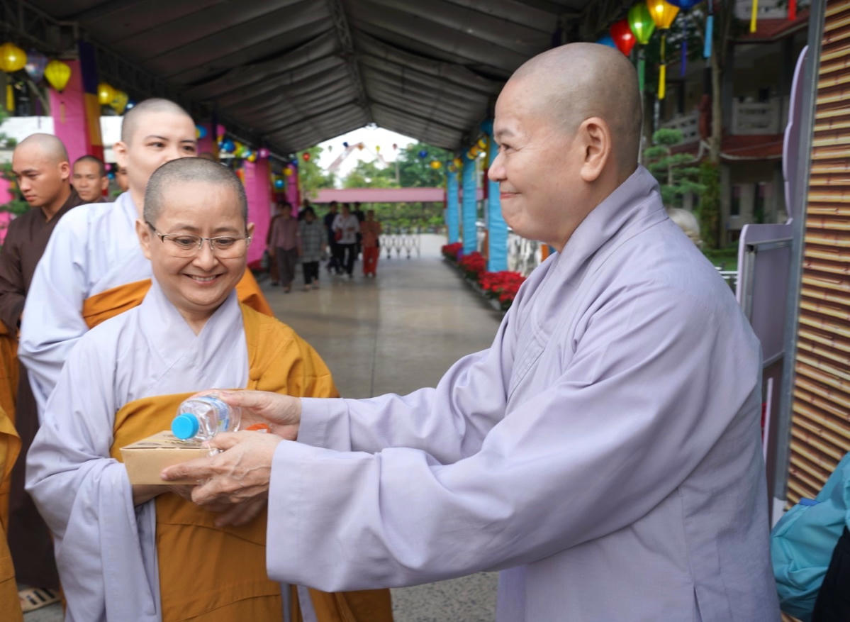 Ban tổ chức phục vụ đồ ăn, nước uống cho các vị khách chiêm bái Xá lợi Đức Phật. (Ảnh BTC).