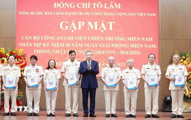 Tổng Bí thư Tô Lâm tặng quà lưu niệm cho các đại biểu. (Ảnh: Thống Nhất/TTXVN) ttxvn-0804-tong-bi-thu-4.jpg