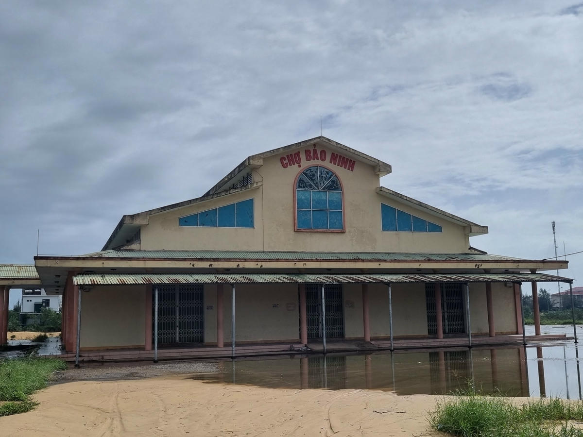 Chợ Bảo Ninh (xã Bảo Ninh, TP Đồng Hới, Quảng Bình) được đầu tư xây dựng gần 6 tỷ đồng từ gần 8 năm trước, nhưng đến nay, cả khu chợ này vẫn bỏ hoang không được sử dụng, nhiều hạng mục đã bắt đầu xuống cấp, xuống cấp.