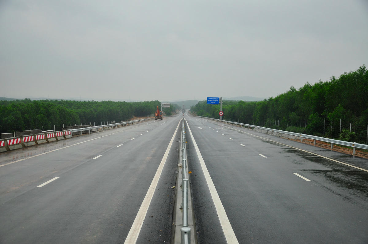 Theo phê duyệt, giai đoạn đầu Dự án có mặt cắt ngang với quy mô 2 làn xe, bề rộng nền 12m. Riêng các đoạn nền đường đào sâu có quy mô 2 làn xe, bề rộng nền 23m; Các đoạn vượt xe có quy mô 4 làn xe, bề rộng nền 23m. Giai đoạn hoàn chỉnh có quy mô 4 làn xe, bề rộng nền B= 7,5m x 2 (mặt đường) + 1,5m (dải phân cách) + 2.5m x 2 (dải dừng xe khẩn cấp) + 0,75m x 2 (lề đường) = 23m.