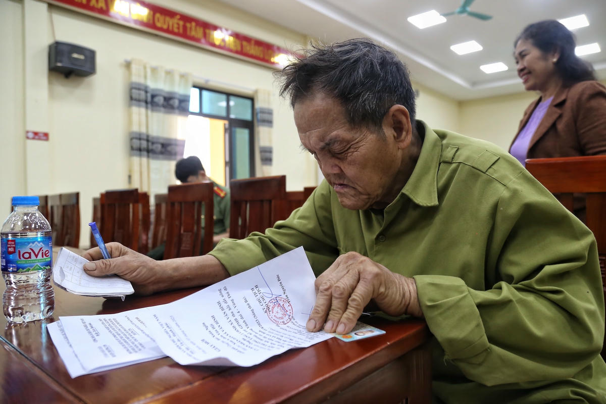 Người dân làm thủ tục nhận tiền đến bù.