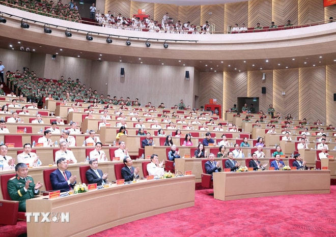 Tổng Bí thư Tô Lâm và các đại biểu tham dự buổi lễ. (Ảnh: Thống Nhất/TTXVN) ttxvn-tong-bi-thu-to-lam-du-le-truy-tang-danh-hieu-anh-hung-llvtnd-cho-thuong-tuong-bui-thien-ngo-8246622-4.jpg