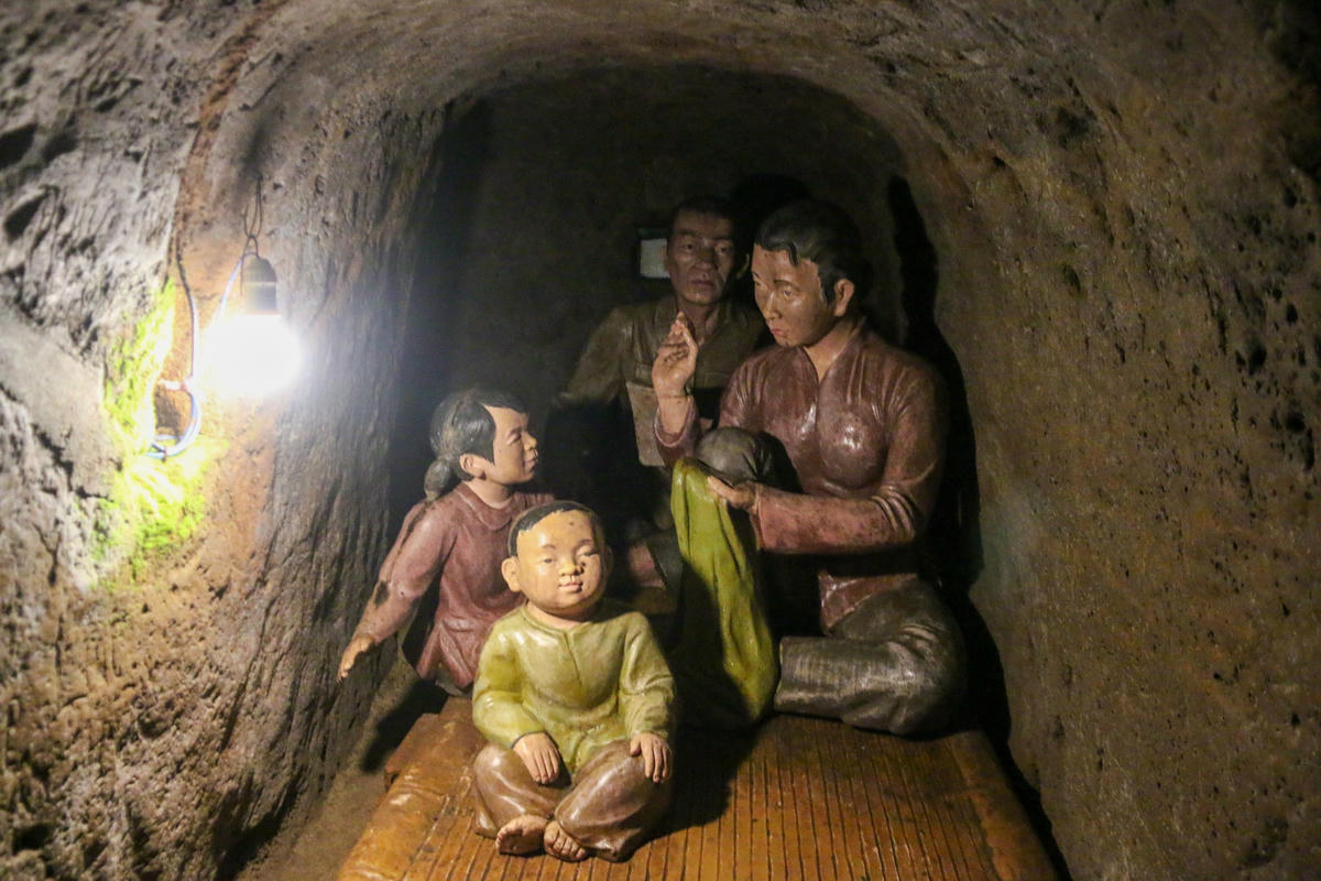 Tầng 2 sâu 12 - 15m là nơi sống và sinh hoạt của dân làng. Theo đó, dọc hai bên đường hầm là những căn hộ gia đình, mỗi căn hộ đủ chỗ cho 3 - 4 người ở.