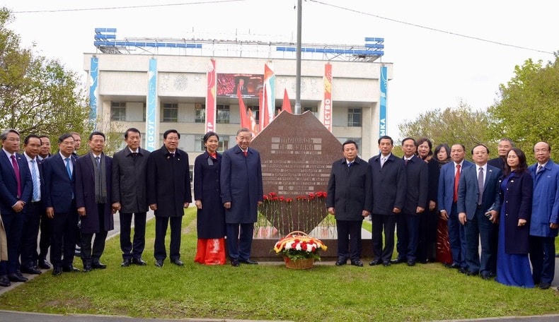 Tổng Bí thư Tô Lâm dâng hoa tưởng nhớ Chủ tịch Hồ Chí Minh và Tổng Bí thư Lê Duẩn tại Moskva ảnh 3