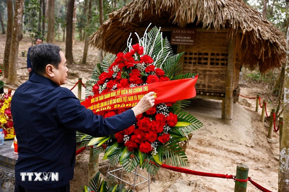 Chủ tịch Quốc hội Trần Thanh Mẫn và đoàn công tác dâng hương tại Lán Nà Nưa. (Ảnh: Doãn Tấn/TTXVN)