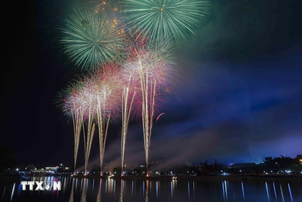Màn bắn pháo hoa tầm cao trên dòng sông Nậm Rốm lịch sử. (Ảnh: Xuân Tư/TTXVN) ttxvn_phao_hoa_3.jpg