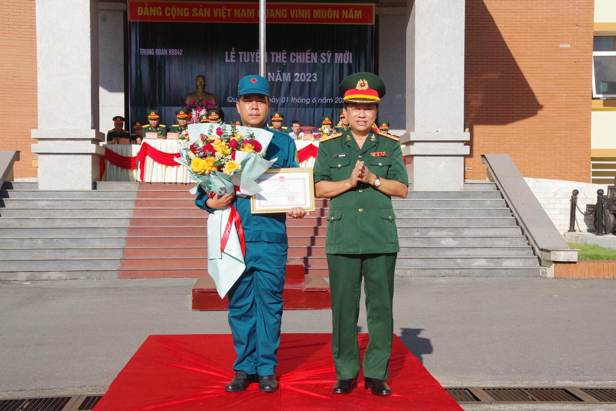 Đại tá Nguyễn Bá Duẩn - Phó Bí thư Đảng ủy, Chính ủy Bộ CHQS tỉnh trao Giấy khen của Bộ CHQS tỉnh cho ông Trần Hữu Tân. Ảnh: BCHQS Quảng Trị.