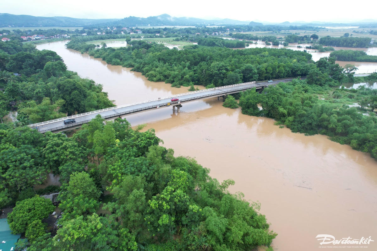 Nước sông Bưởi (đoạn qua huyện Thạch Thành) sắp chạm báo động 3. Ảnh: Đình Minh