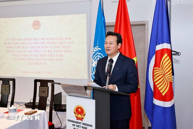 Đại sứ Mai Phan Dũng, Trưởng Phái đoàn đại diện thường trực Việt Nam tại Liên hợp quốc, Tổ chức Thương mại thế giới và các Tổ chức quốc tế khác tại Geneva phát biểu. (Ảnh: Doãn Tấn/TTXVN) ttxvn-chu-tich-quoc-hoi-ran-thanh-mangap-go-can-bo-nhan-vien-dai-su-quan-va-cong-dong-nguoi-viet-nam-tai-thuy-si-8175292-13.jpg