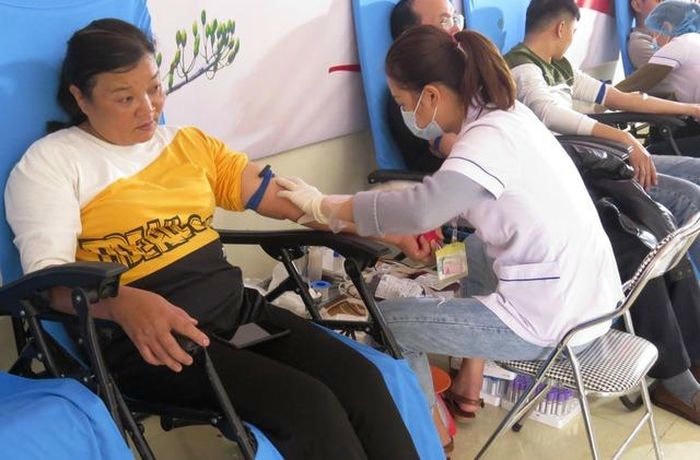 Chị Dung hiến máu tại Trung tâm huyết học truyền máu Nghệ An.