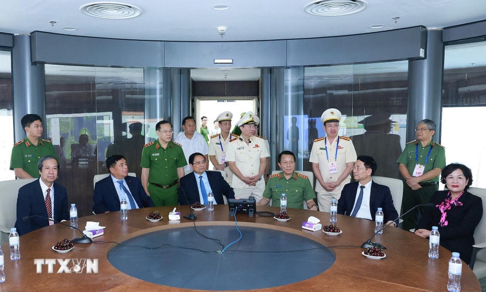 Thủ tướng Phạm Minh Chính thăm trung tâm chỉ huy của Trung tâm Dữ liệu quốc gia. (Ảnh: Dương Giang/TTXVN)