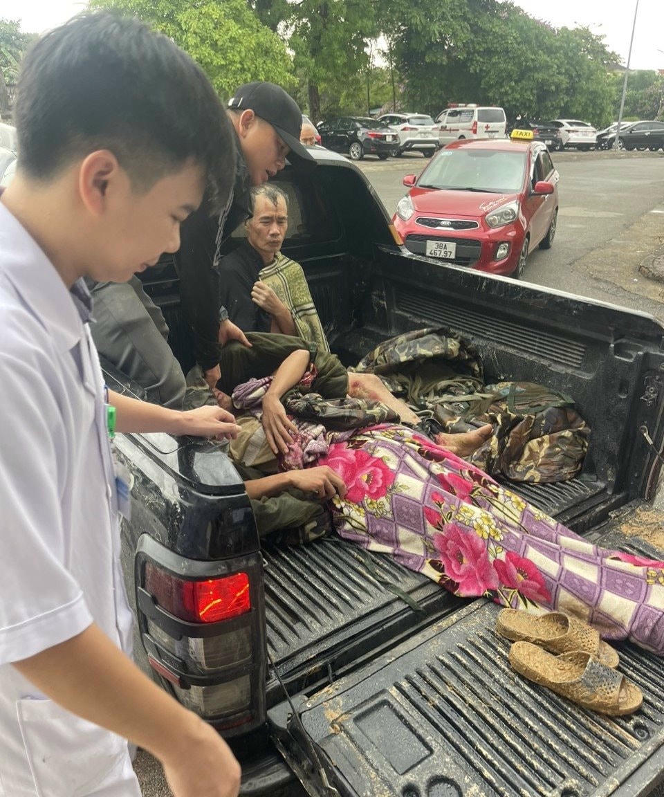 Một số người bị thương đã được đưa đến bệnh viện cấp cứu. Ảnh: HN.