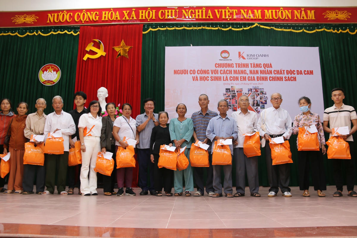 Trao quà cho người có công với cách mạng, các em học sinh.