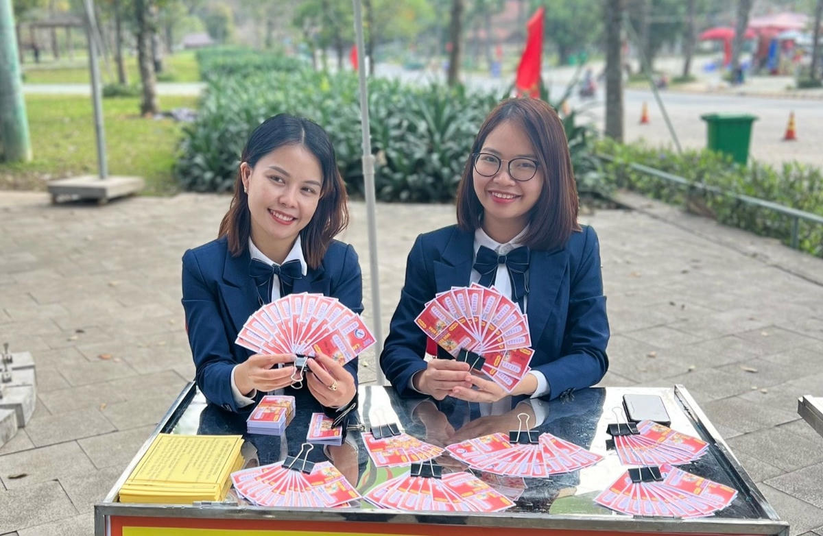 Bắt đầu từ hôm nay, vào ngày mùng 1 và rằm (Âm lịch) sẽ có quầy bán vé xổ số tại Đền Hùng. Ảnh Công ty xổ số Phú Thọ