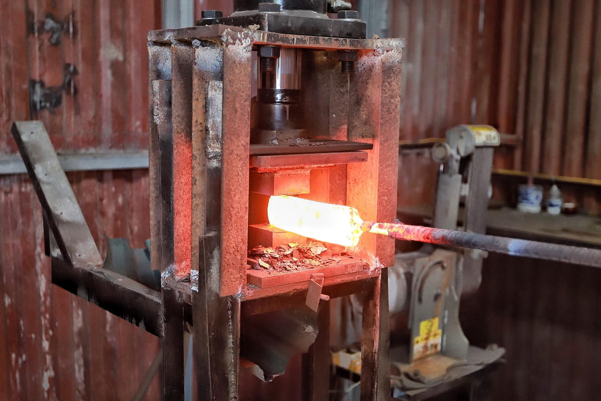 Từ một phôi thép ban đầu hơn 30 lớp, cục thép được luyện, duỗi dài rồi cắt thành từng đoạn rồi lại xếp chồng lên nhau 3 - 4 lần. Như vậy, tính từ phôi ban đầu, cây dao thép Damascus do Chiến làm sẽ có khoảng hơn 100 lớp.