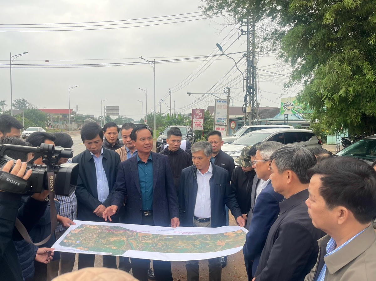 Ông Võ Văn Hưng trực tiếp kiểm tra tiến độ GPMB thi công cao tốc Vạn Ninh - Cam Lộ, đoạn qua địa bàn tỉnh Quảng Trị.