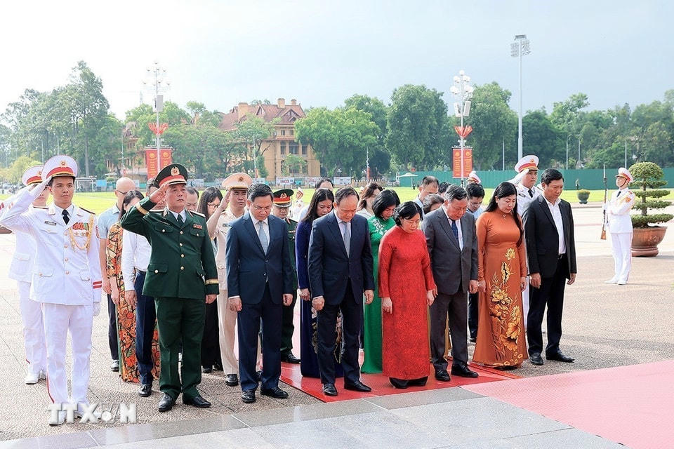 Đoàn đại biểu Thành ủy, Hội đồng Nhân dân, Ủy ban Nhân dân, Ủy ban Mặt trận Tổ quốc Việt Nam thành phố Hà Nội đặt vòng hoa tưởng niệm Chủ tịch Hồ Chí Minh. (Ảnh: An Đăng/TTXVN)