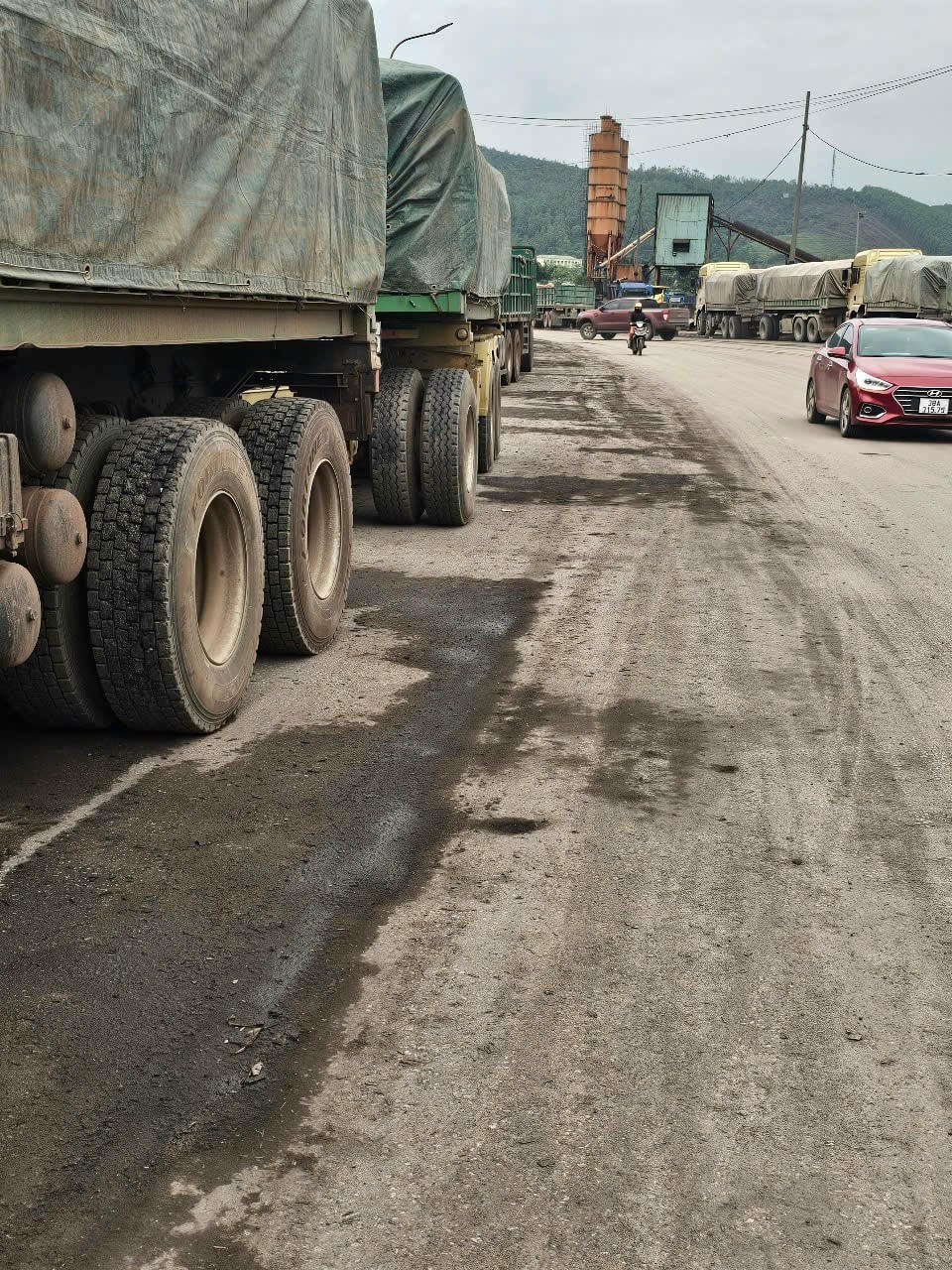 Không có bãi đỗ xe, xe tải phải đỗ 2 bên đường, nguy cơ mất an toàn giao thông rất cao. Ảnh: HN.