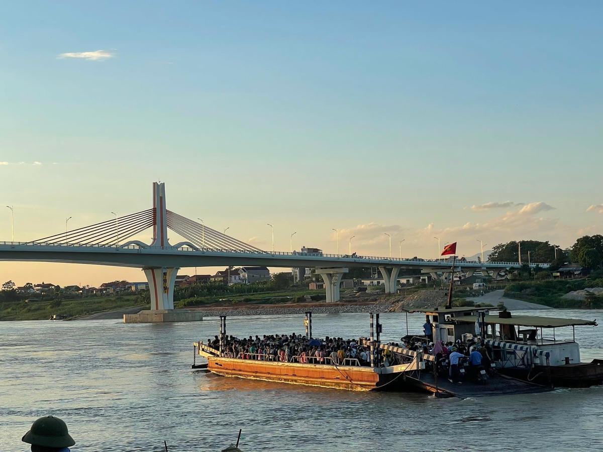 có điểm đầu cầu phía thành phố Việt Trì, tỉnh Phú Thọ giao với đê hữu sông Lô và kết thúc tại điểm giao với đê tả sông Lô, xã Đức Bác, huyện Sông Lô, tỉnh Vĩnh Phúc.