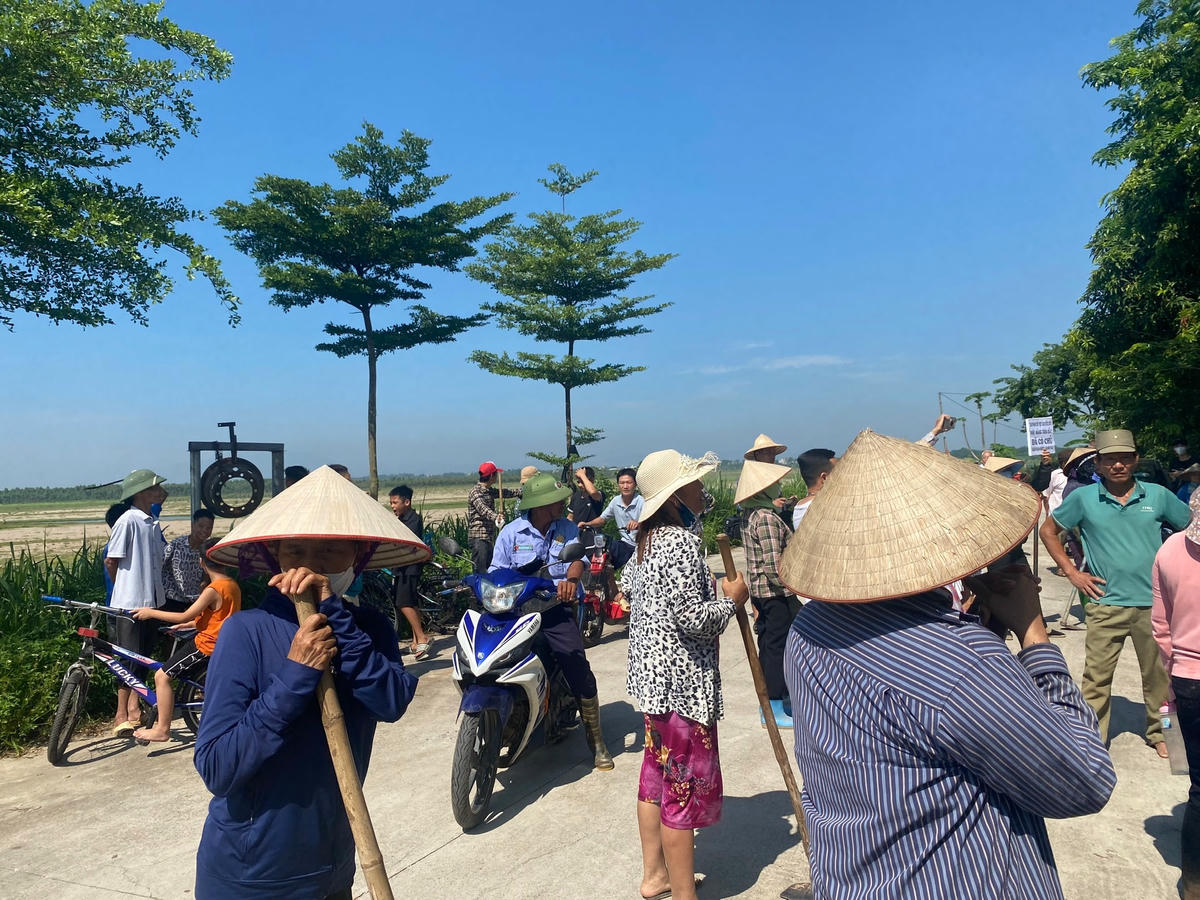 Khi đoàn công tác xuống thực địa để đo mốc giới, hàng chục người dân đã tụ tập. 