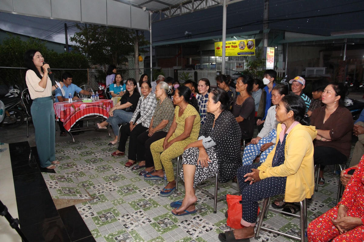 Bà con dân tộc thiểu số Tà Mun tham dự buổi tuyên truyền.