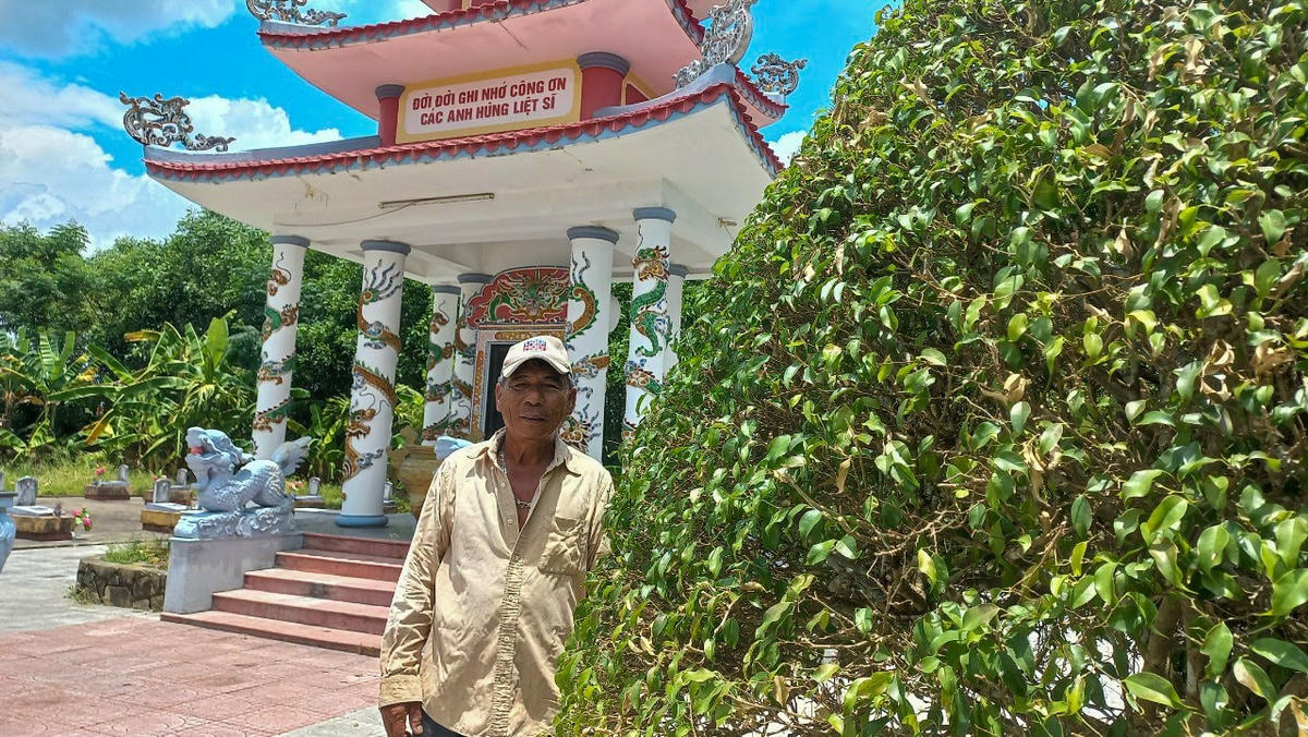 Ông Nguyễn Linh Mục - người thực hiện công việc quản trang tại Nghĩa trang liệt sĩ xã Triệu Trung từ hàng chục năm nay. Ảnh: Nghĩa Văn.