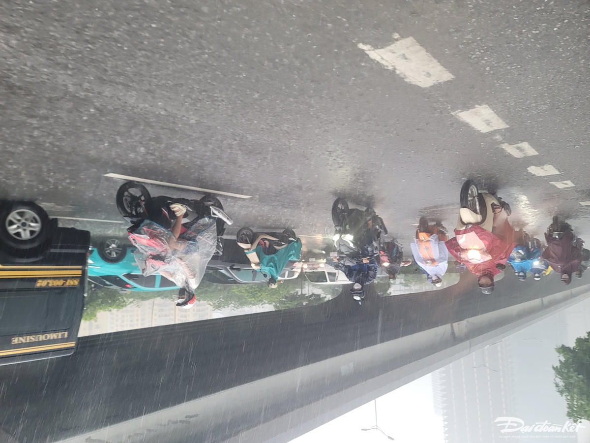 Mưa dông tại Hà Nội. Ảnh: Quốc Thanh.