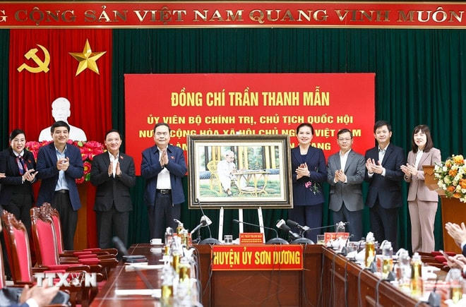 ttxvn-chu-tich-quoc-hoi-tran-thanh-man-lam-viec-voi-lanh-dao-chu-chot-tinh-tuyen-quang-1803-3.jpg