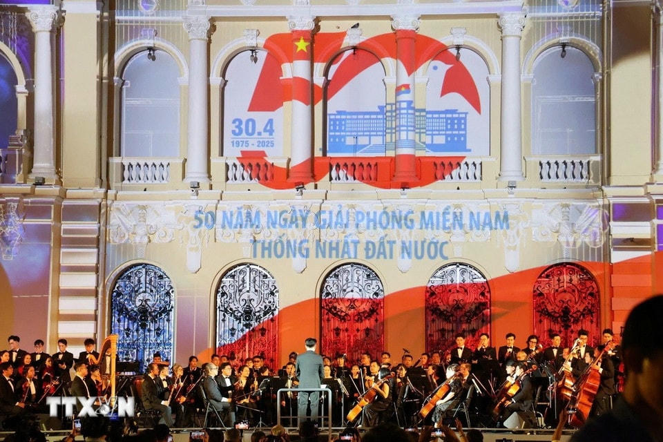 Tiết mục hợp xướng mở màn 